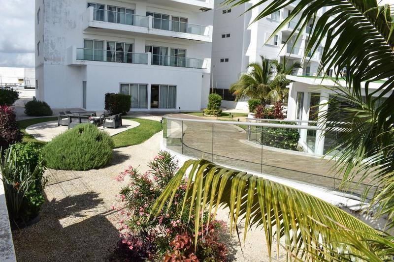 Barcelona Tower By Koox Luxury Collection Aparthotel Cancun Exterior photo